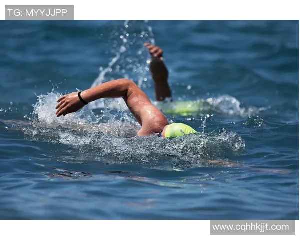 精彩激烈的游泳比赛瞬间，突破极限展现速度与力量的完美对决